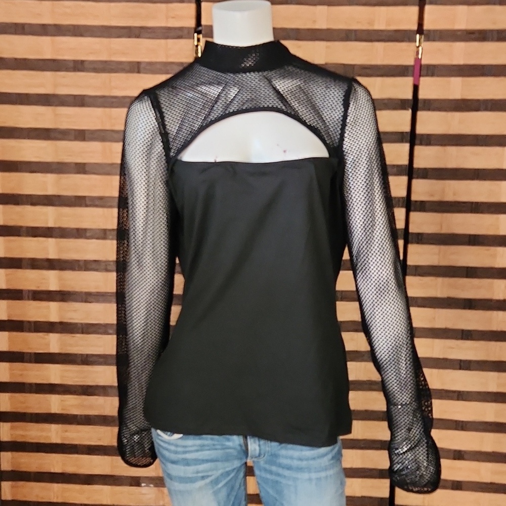 NWOT!! Keyhole mesh thumbhole top